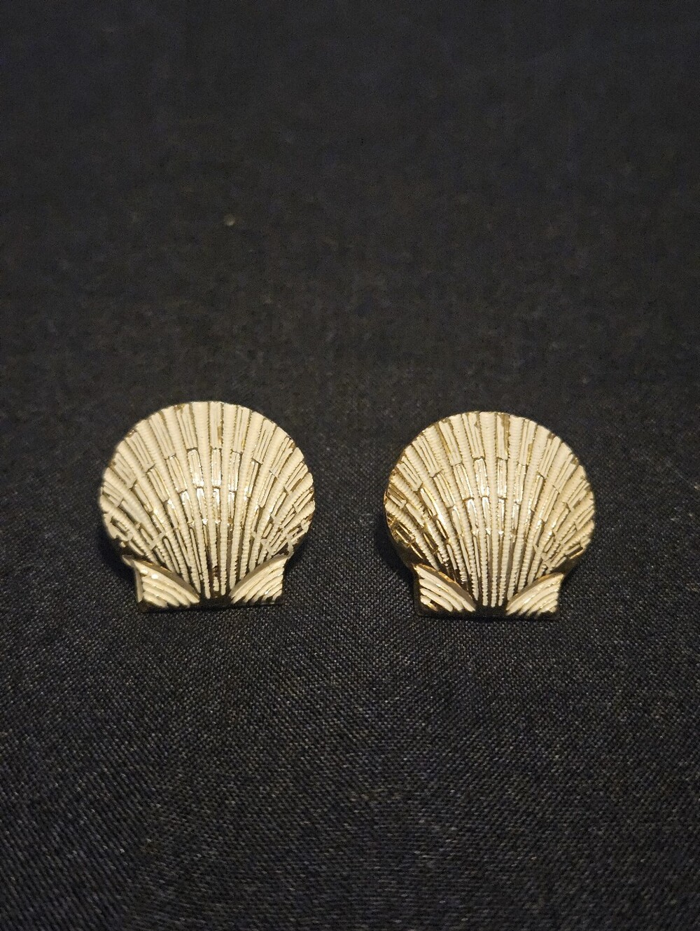 Vintage Gold Tone Scallop Sea Shell Screw Back Clip On Earrings Mid Century